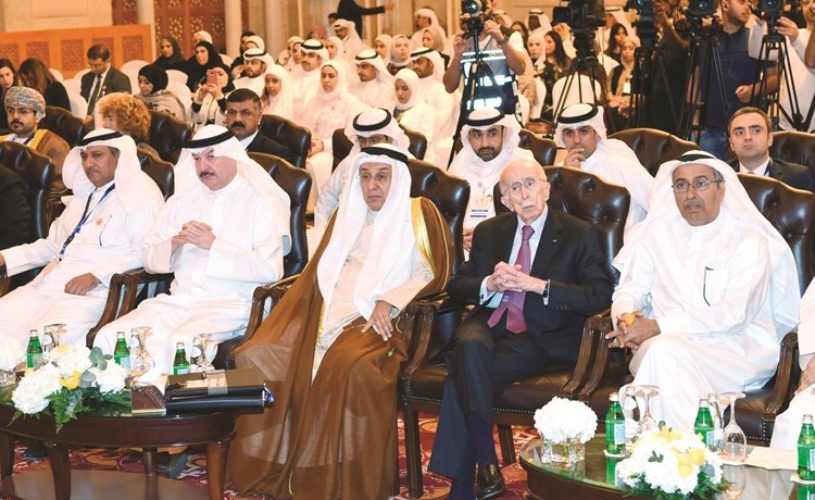 المستشار محمد بن ناجي ووكيل العدل عبداللطيف السريع في مقدمة الحضور (أحمد علي)﻿
