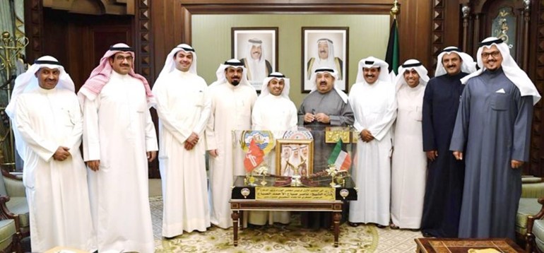 الشيخ ناصر الصباح والشيخ حمد الخالد المالك يتوسطان رئيس وأعضاء مجلس ادارة اتحاد المزارعين ﻿