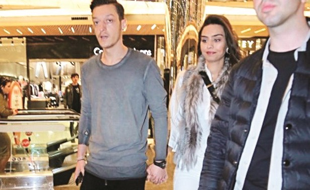 أوزيل وخطيبته ملكة جمال تركيا السابقة أمينة غولشه﻿