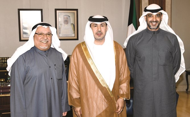 الشيخ علي الجراح خلال استقباله السفير الإماراتي صقر ناصر الريسي بحضور الشيخ محمد العبدالله﻿
