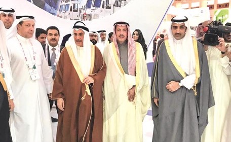  الشيخ خالد بن عبدالله آل خليفة والسفير الشيخ عزام الصباح خلال المعرض﻿