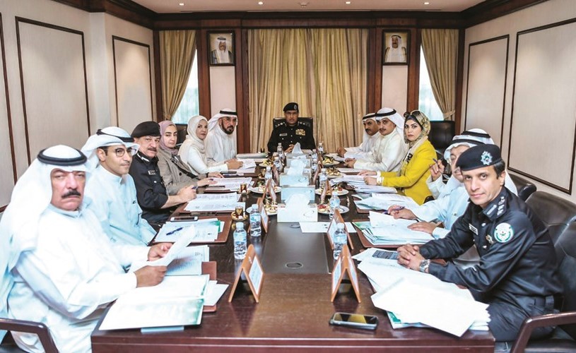 الفريق عصام النهام خلال ترؤسه الاجتماع ويبدو أعضاء المجلس الأعلى﻿