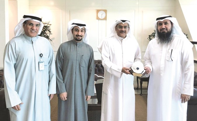 العوضي يتلقى تكريما من العتل والفيلكاوي بحضور أبل﻿