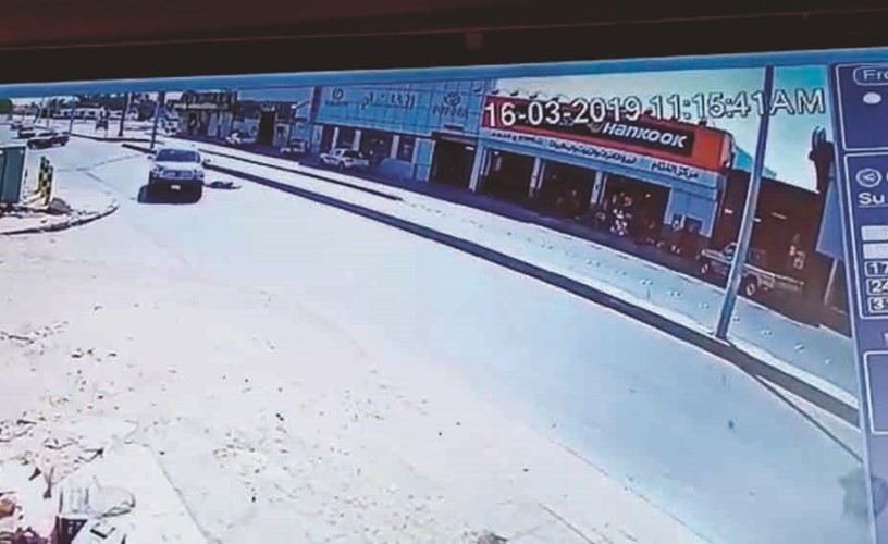  ﻿الاسيوي ألقى بنفسه امام السيارة﻿