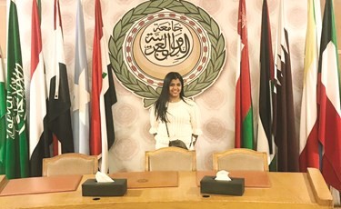 الطالبة غلا حمود العنزي في مقر جامعة الدول العربية﻿