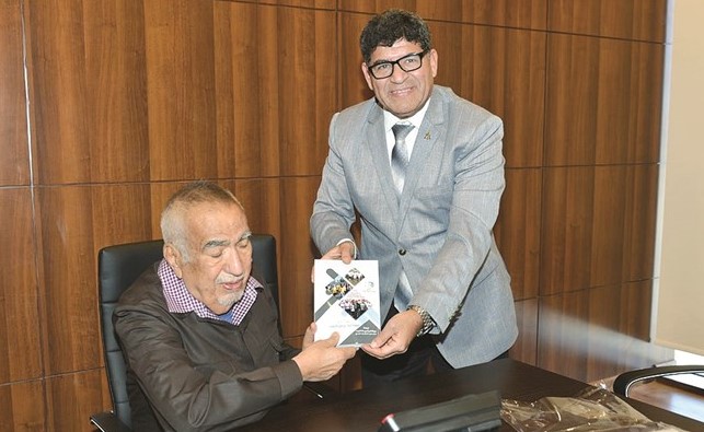 د.عبدالرحمن العوضي يتسلم نسخة من الكتاب ﻿
