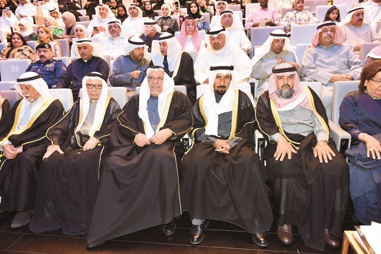 الشيخ علي الجراح والشيخ علي الجابر وفهد المعجل في مقدمة الحضور﻿