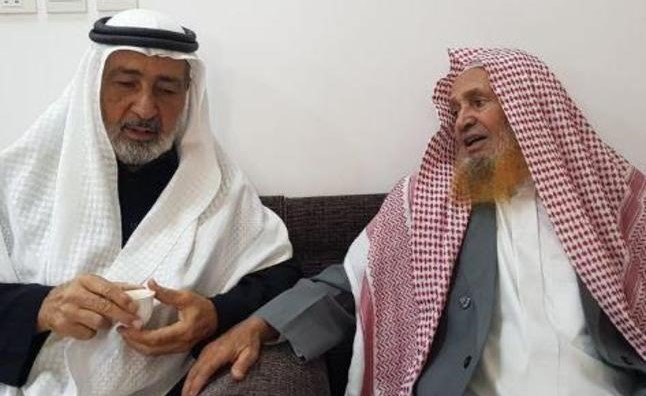 سعوديون يلتقطون صورتين مع معلمهم الأردني يفصل بينهما 40 عاما