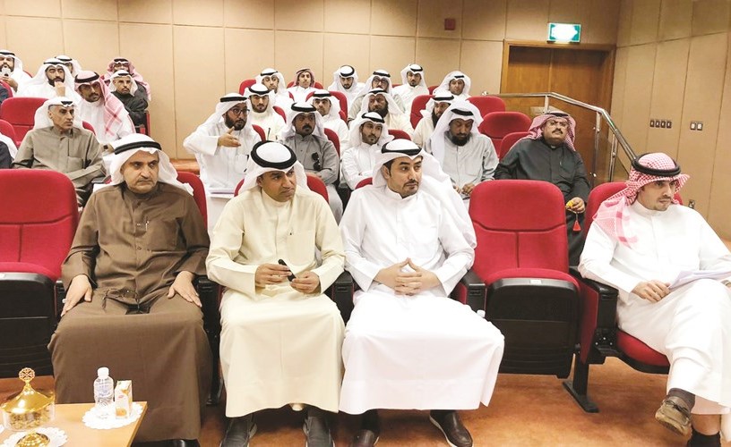 م.فيصل الجمعة في مقدمة الحضور خلال ورشة العمل ﻿
