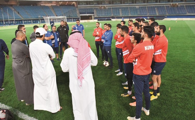 التفاف مسؤولي اتحاد الكرة واللاعبين السابقين حول الازرق الاولمبي﻿