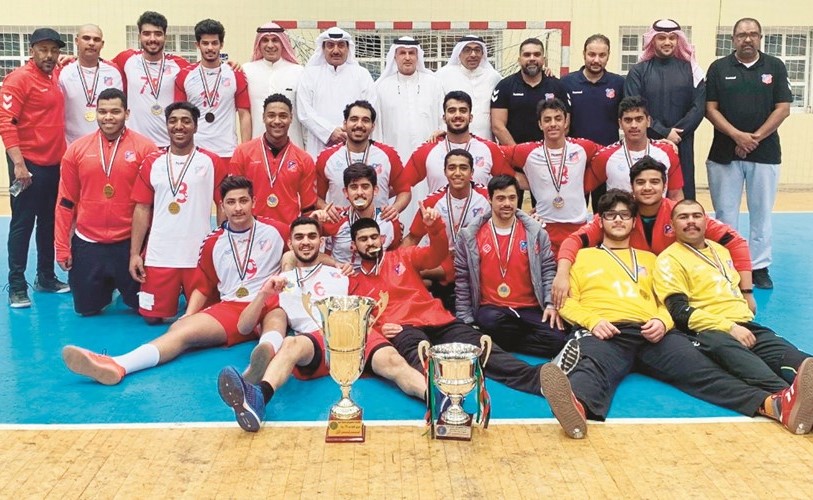 لحظة تتويج فريق شباب الكويت بلقب دوري اليد تحت 19 سنة﻿