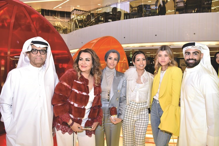  صوفيا ريتشي مع فهد وشوق وشمايل المرزوق ووالديهما خلال إطلاق المجموعة﻿