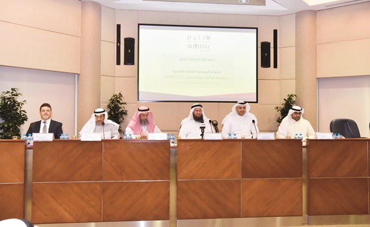 خالد سلطان مترئسا عمومية الامتياز أمس وبجانبه نواف معرفي	(ريليش كومار)﻿