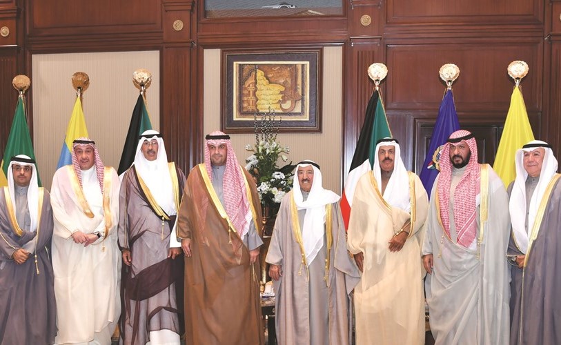 صاحب السمو الامير الشيخ صباح الاحمد خلال استقباله انس الصالح والمحافظين ﻿
