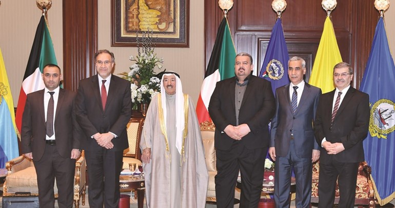 صاحب السمو الامير الشيخ صباح الاحمد مستقبلا وزير الكهرباء العراقي والوفد المرافق ﻿