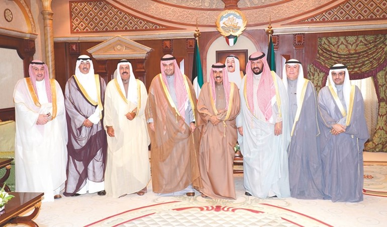 سمو ولي العهد الشيخ نواف الاحمد خلال استقباله أنس الصالح والمحافظين﻿