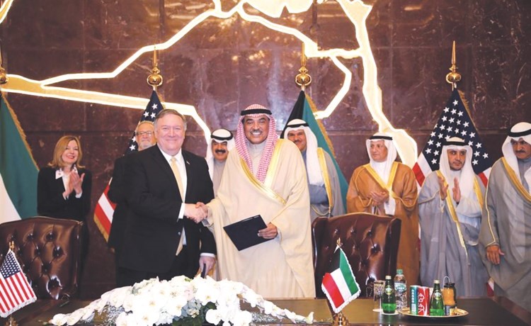 الخالد وبومبيو يتبادلان وثائق الاتفاقية الموقعة بين الطرفين﻿