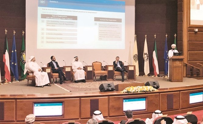 د.خالد مهدي مترئسا إحدى جلسات الملتقى﻿