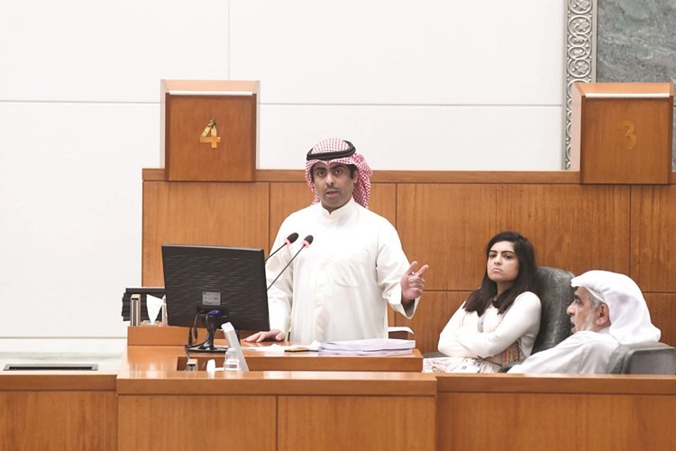 رياض العدساني متحدثا وبجانبه عدنان عبدالصمد﻿