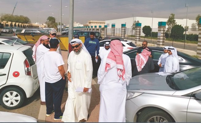 اعتصام أهالي الوفرة أمام «السكنية».. و الوقيان وجه لسرعة التجاوب مع مطالب المواطنين المستحقة