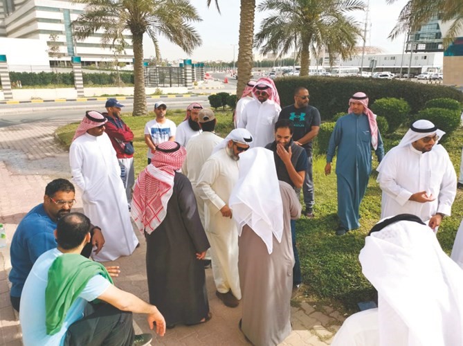اعتصام أهالي الوفرة أمام «السكنية».. و الوقيان وجه لسرعة التجاوب مع مطالب المواطنين المستحقة