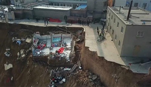 بالفيديو.. انزلاق أرضي في الصين يتسبب بدمار مبنى ومقتل 15 شخصا