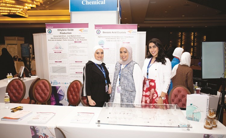 الطالبات أمام مشروع إنتاج أكسيد الإيثيلين﻿