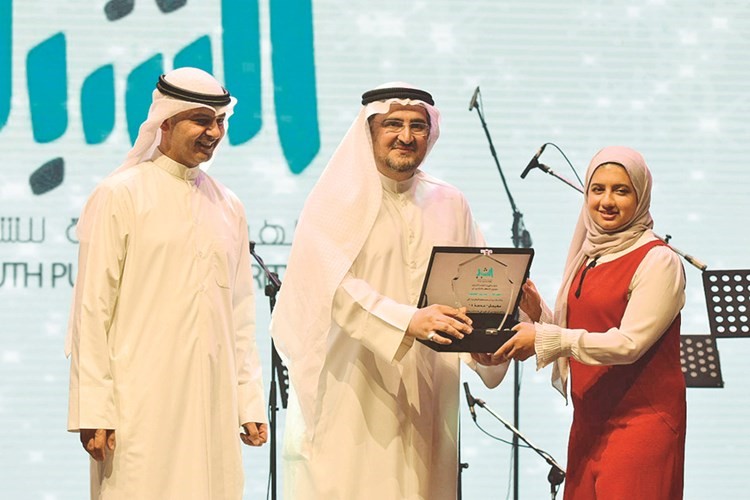 حسام الصالح وأنور المخيال يكرمان المخرجة مريم العباد﻿