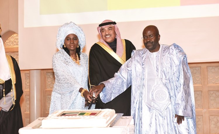الشيخ صباح الخالد مشاركا السفير السنغالي عبدالأحد امباكي وحرمه قطع كعكة الاحتفال ﻿