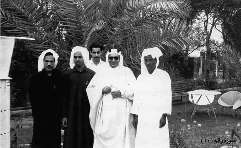  الشيخ عبدالله الجابر الصباح في صورة تذكارية في الحديقة عام (1962) ﻿