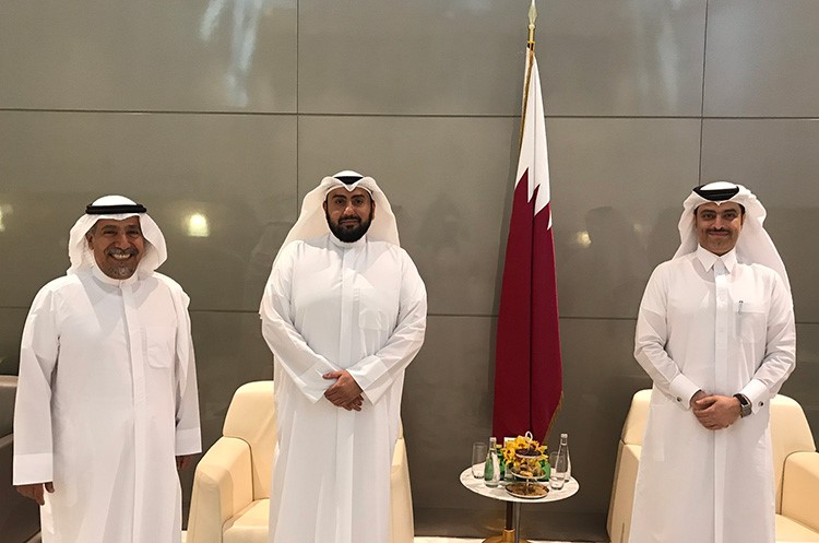 الشيخ باسل حمود الصباح مع سفير الكويت لدى قطر حفيظ العجمي ومدير ادارة الصحة العامة بوزارة الصحة العامة القطرية الدكتور الشيخ محمد بن حمد لدى وصوله الدوحة
