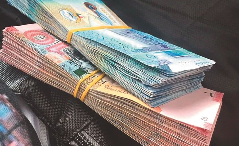 1407 دنانير راتب الكويتي مقابل 296 ديناراً للوافد