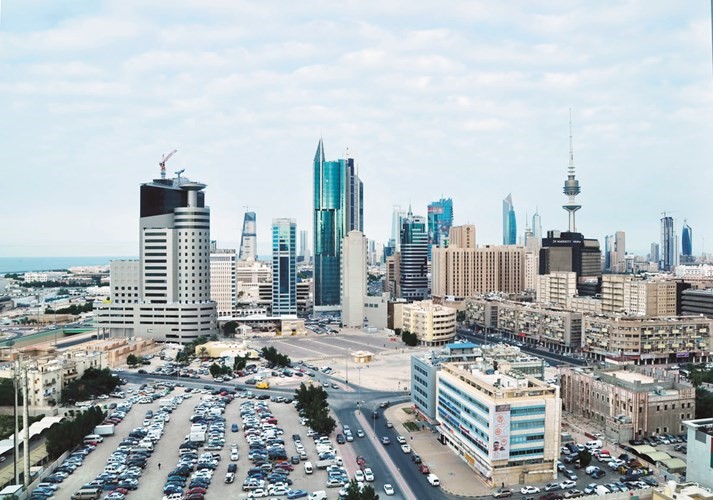 1407 دنانير راتب الكويتي مقابل 296 ديناراً للوافد