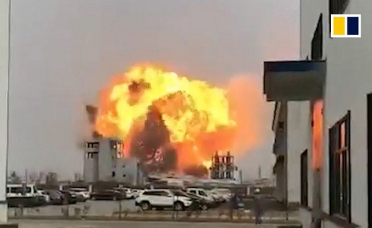 بالفيديو.. هزّ الأرض وقتل 62 شخصًا.. شاهد لحظة انفجار مصنع كيماويات في الصين