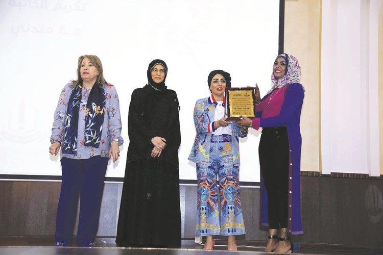 تكريم احدى المشاركات في المبادرة﻿
