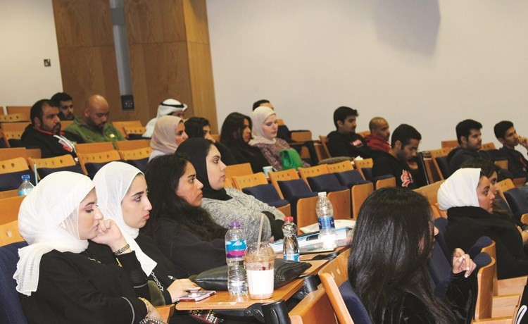 متابعة من الطلبة للمحاضرة ﻿