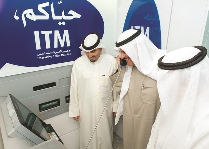 الشيخ سلمان الحمود مستمعا إلى خدمة الوطني الهاتفية﻿