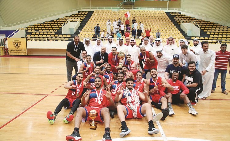 خالد الغانم وعدد من أعضاء مجلس الإدارة شاركوا اللاعبين فرحة الفوز	(زين علام)﻿