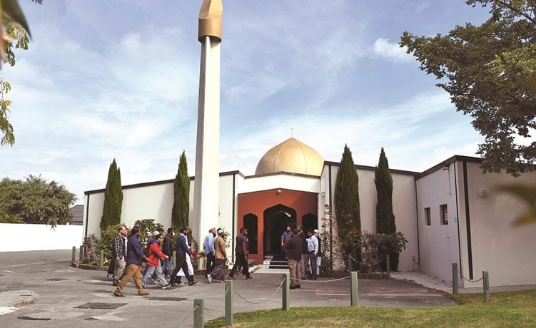 مسلمون يتوافدون مجددا للصلاة في مسجد النور بمنطقة كرايستشيرش عقب اعادة افتتاحه امس	(أ.ف.پ) ﻿