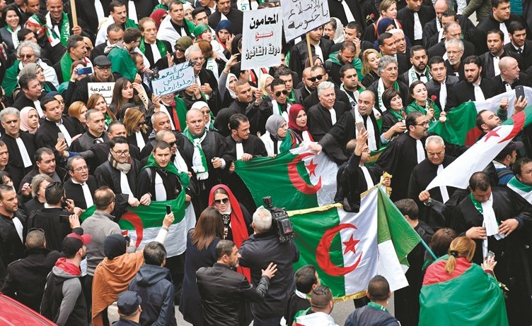محامون جزائريون يطالبون بتنحي الرئيس بوتفليقة امس	(أ.ف.پ)﻿