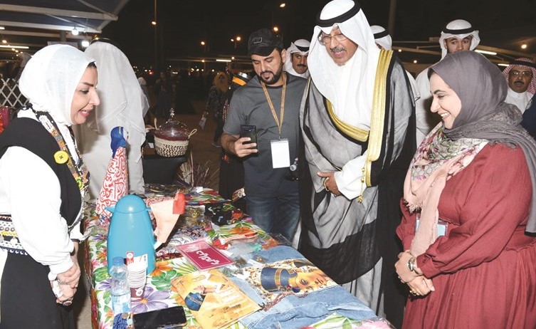 الشيخ فواز الخالد خلال جولته في معرض المشروعات الصغيرة﻿