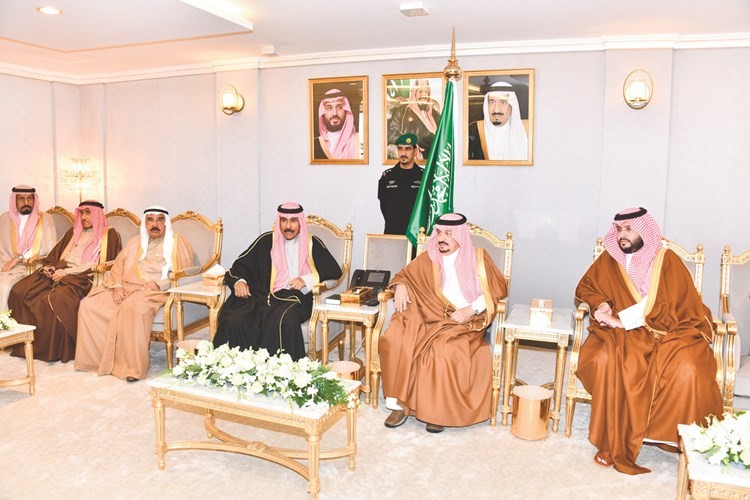 ممثل صاحب السمو والشيخ فيصل السعود والشيخ جابر الدعيج وفي استقبالهم صاحب السمو الملكي الأمير فيصل بن بندر بن عبدالعزيز أمير منطقة الرياض والمستشار بالديوان الملكي صاحب السمو الملكي الأمير تركي بن محمد بن فهد بن عبدالعزيز والسفير الشيخ علي الخالد﻿