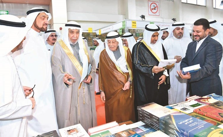 فهد الشعلة ود. خالد المذكور وعدد من رواد الحضور خلال جولة في معرض الكتاب الإسلامي(قاسم باشا)﻿