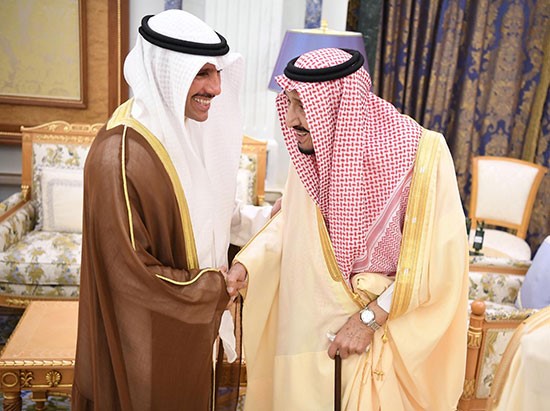 خادم الحرمين الشريفين الملك سلمان بن عبد العزيز خلال استقباله الرئيس مرزوق الغانم