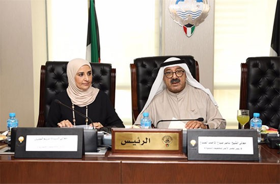 النائب الأول لرئيس الوزراء ووزير الدفاع الشيخ ناصر الصباح والوزيرة مريم العقيل خلال الاجتماع 