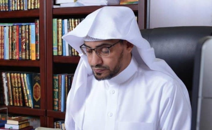بالفيديو: هل يقع الطلاق إذا حلف به شخص لإجبار الضيف على الطعام وغيره؟