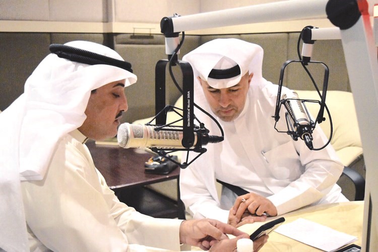 المذيع إبراهيم ماتقي أثناء تسجيل حلقة مدير عام إدارة الجمارك المستشار جمال الجلاوي﻿