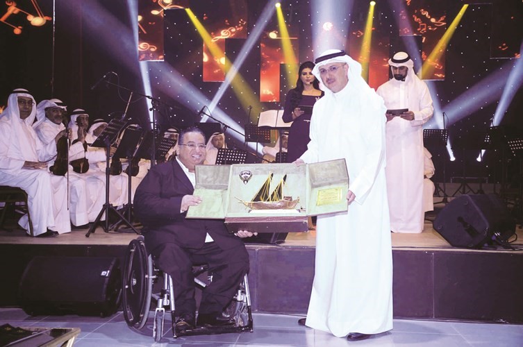 عميد الموسيقى د.رشيد البغيلي مكرما د.صبيح المخيزيم﻿