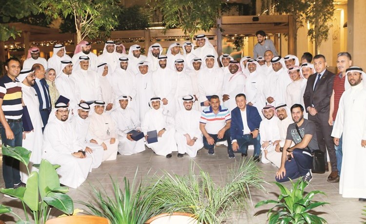 خالد الغانم يتوسط ممثلي الوفود المشاركة في البطولة والاعلاميين في حفل العشاء ﻿