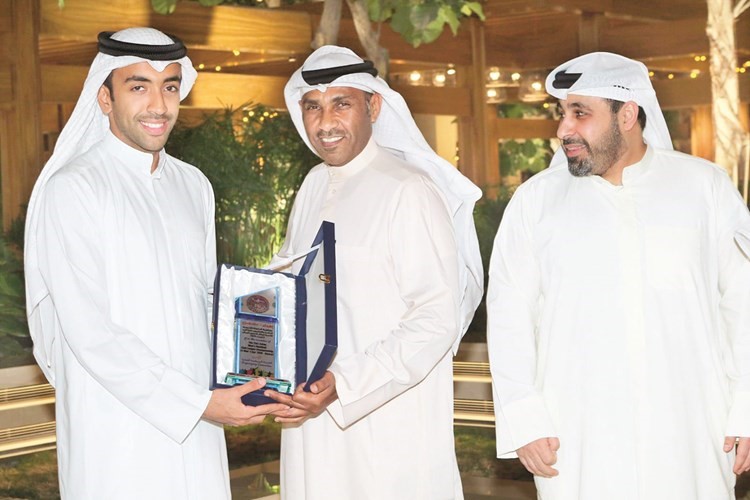 الزميل حامد العمران يتسلم الدرع التذكارية من عبدالعزيز الحساوي ﻿